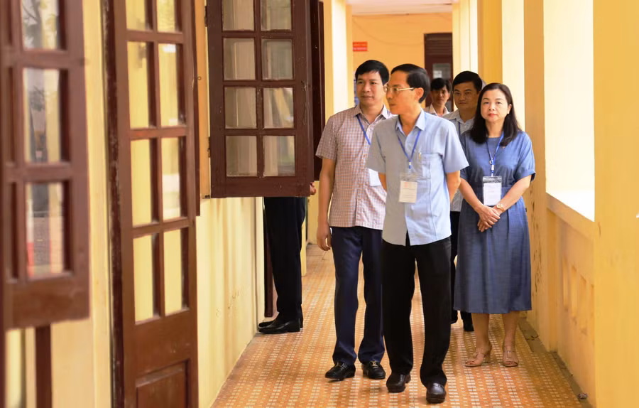 Ông Đầu Thanh Tùng (người đi đầu) - Phó Chủ tịch UBND tỉnh Thanh Hóa đi kiểm tra tại kỳ thi tốt nghiệp THPT năm 2022.