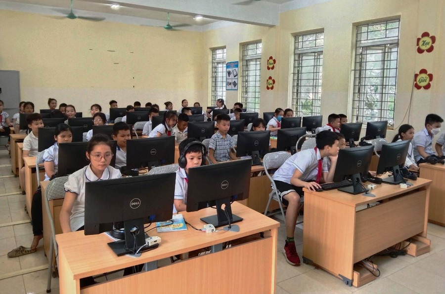 Học sinh Trường Tiểu học Hoàng Hoa Thám (TP Thanh Hóa) trong giờ Tin học. Học sinh Trường Tiểu học Hoàng Hoa Thám (TP Thanh Hóa) trong giờ Tin học.