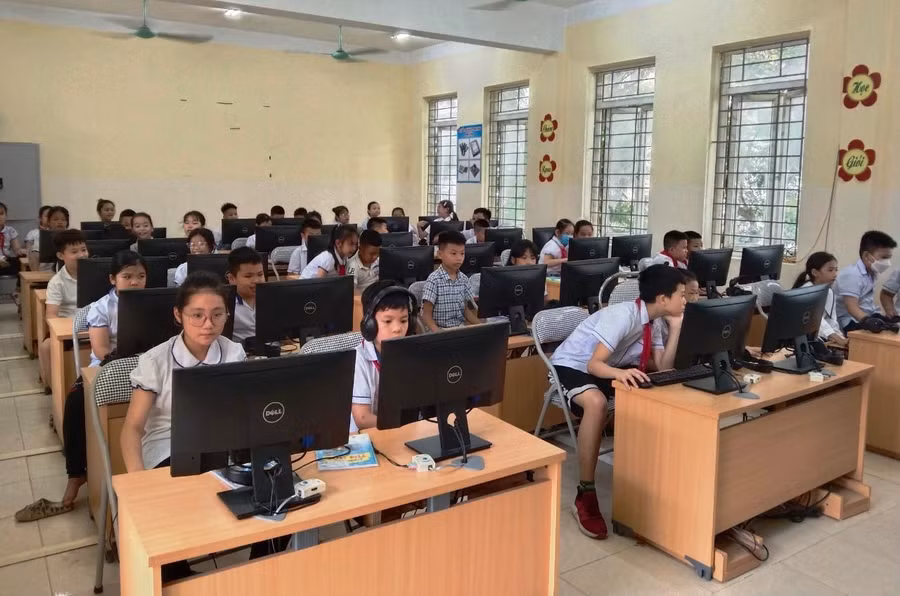 Học sinh Trường Tiểu học Hoàng Hoa Thám (TP Thanh Hóa) trong giờ Tin học.