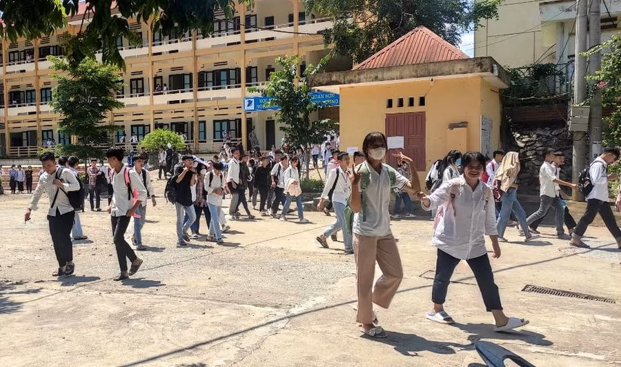 Giờ tan học ở Trường THPT Quan Sơn (Thanh Hóa).