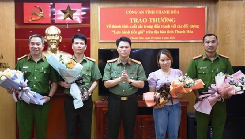 Thượng tá Nguyễn Hữu Mạnh - Phó Giám đốc Công an tỉnh Thanh Hóa trao thưởng cho các tập thể, cá nhân có thành tích phá án. Ảnh: Công an cung cấp. Thượng tá Nguyễn Hữu Mạnh - Phó Giám đốc Công an tỉnh Thanh Hóa trao thưởng cho các tập thể, cá nhân có thành tích phá án. Ảnh: Công an cung cấp.
