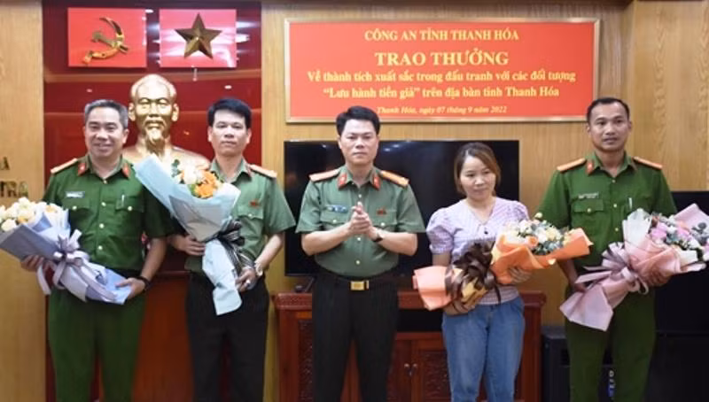 Thượng tá Nguyễn Hữu Mạnh - Phó Giám đốc Công an tỉnh Thanh Hóa trao thưởng cho các tập thể, cá nhân có thành tích phá án. Ảnh: Công an cung cấp.