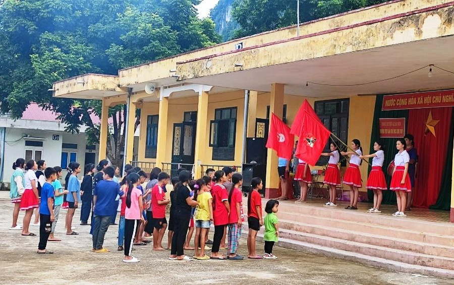 Học sinh Trường Phổ thông DTBT-THCS Sơn Thủy (Quan Sơn, Thanh Hóa) tập dượt tiết mục chào cờ để chào đón lễ Khai giảng năm học mới. Học sinh Trường Phổ thông DTBT-THCS Sơn Thủy (Quan Sơn, Thanh Hóa) tập dượt tiết mục chào cờ để chào đón lễ Khai giảng năm học mới.