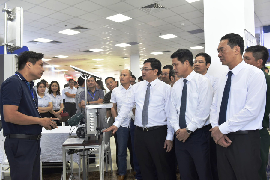 Lãnh đạo tỉnh Thanh Hóa và đại biểu tham quan gian hàng. Lãnh đạo tỉnh Thanh Hóa và đại biểu tham quan gian hàng.