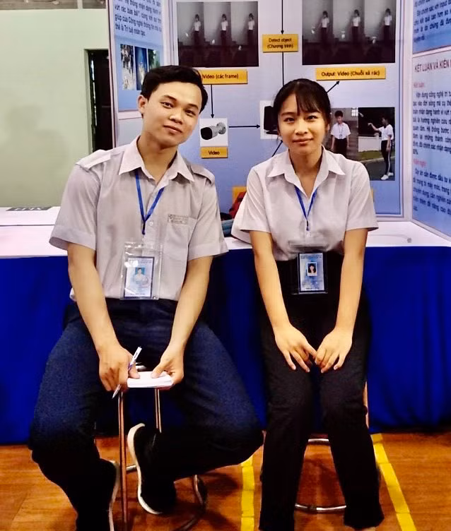Hai tác giả của công trình hệ thống nhận dạng hành vi vứt rác bừa bãi góp phần xây dựng ý thức bảo vệ môi trường cho học sinh. Ảnh: Tác giả cung cấp