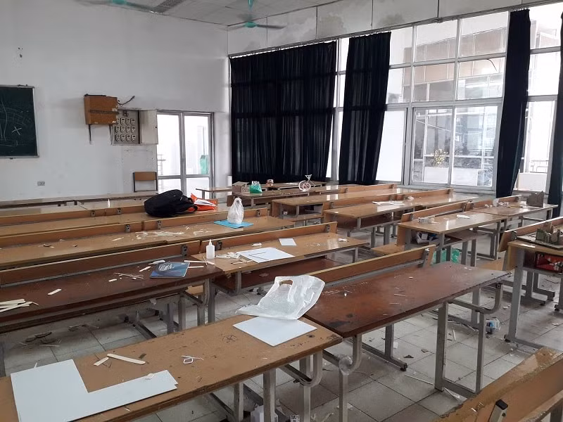 Vứt rác bừa bãi trong trường học khá phổ biến ở một số địa phương