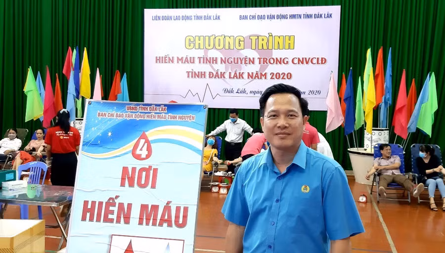 Ông Lưu Tiến Quang, Chủ tịch Công đoàn ngành GD tỉnh trao đổi với các cơ quan báo chí tại Chương trình hiến máu tình nguyện