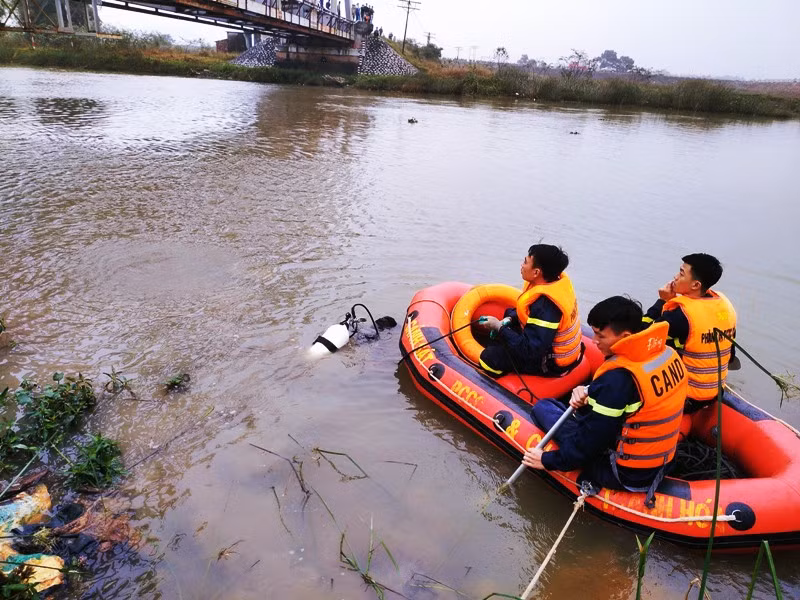 Cảnh sát PCCC - CNCH Công an tỉnh Thanh Hóa tiến hành tìm kiếm nạn nhân bị đuối nước