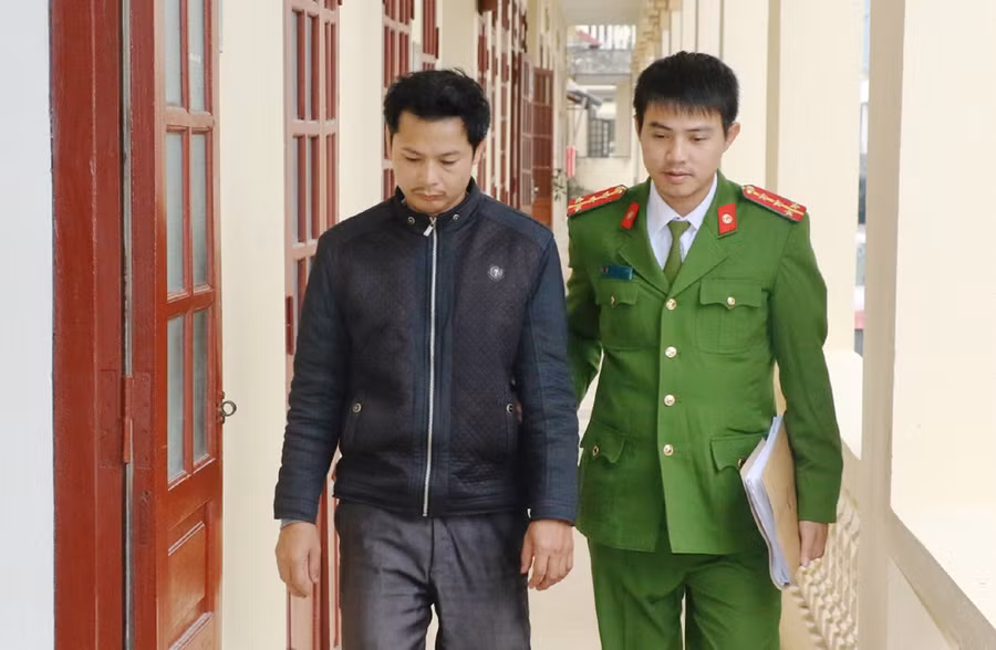 Lực lượng công an dẫn giải đối tượng Đào Xuân Lâm về trụ sở làm việc. Ảnh: Công an cung cấp.