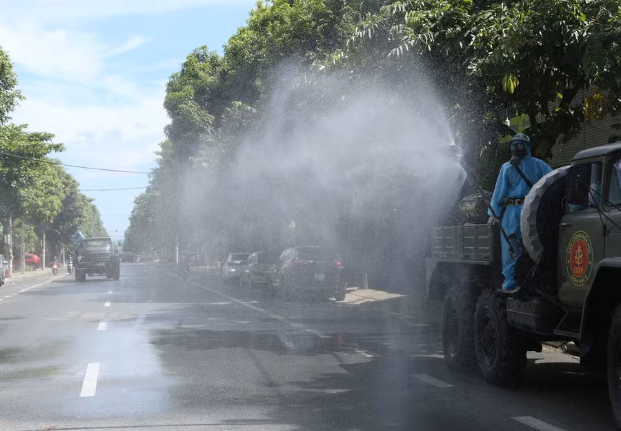 Xe của lực lượng Quân khu IV phun khử khuẩn tại đường Hà Huy Tập, TP Vinh, Nghệ An