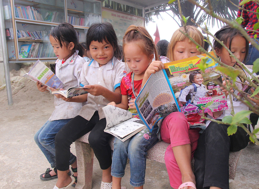 Các em còn được đọc, sách báo tại thư viện thân thiện ngay tại sân trường, qua đó tăng cường kỹ năng đọc và nói tiếng Việt.