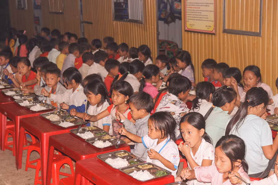 Bữa cơm của học sinh có đầy đủ cơm, canh, rau và thức ăn mặn