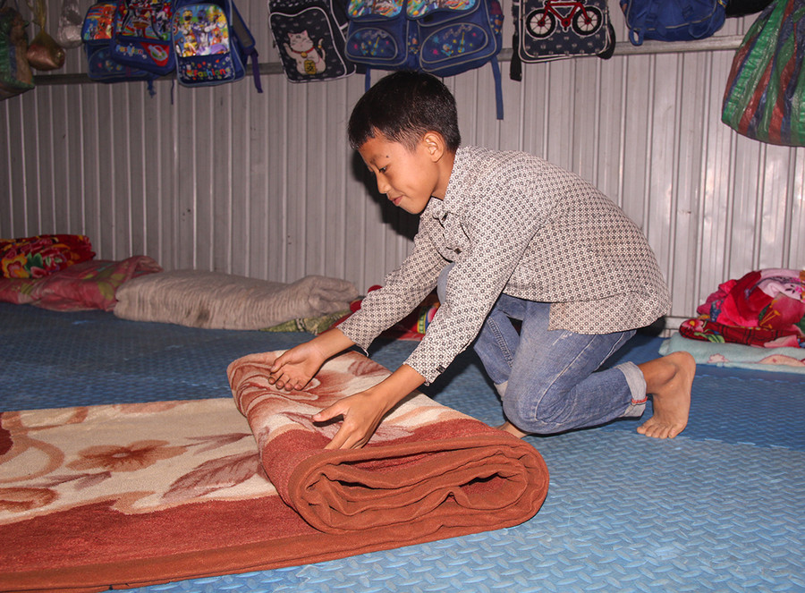 Các em còn được rèn luyện các nề nếp sinh hoạt như ngủ dậy đúng giờ, sắp xếp quần áo, chăn màn gọn gàng, giữ vệ sinh phòng ở.