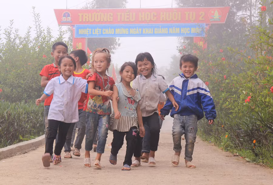 Học sinh các lớp 2, 3, 4, 5, ở các bản xa của Trường Tiểu học Huồi Tụ 2 (huyện Kỳ Sơn, Nghệ An) được ở nội trú tại trường.