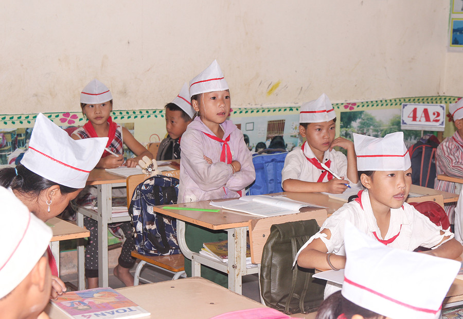 Học sinh của Trường Tiểu học Huồi Tụ 2 đều là con em đồng bào dân tộc Mông. Tổ chức bán trú giúp cho việc huy động trẻ đến trường đầy đủ, đảm bảo sỹ số.