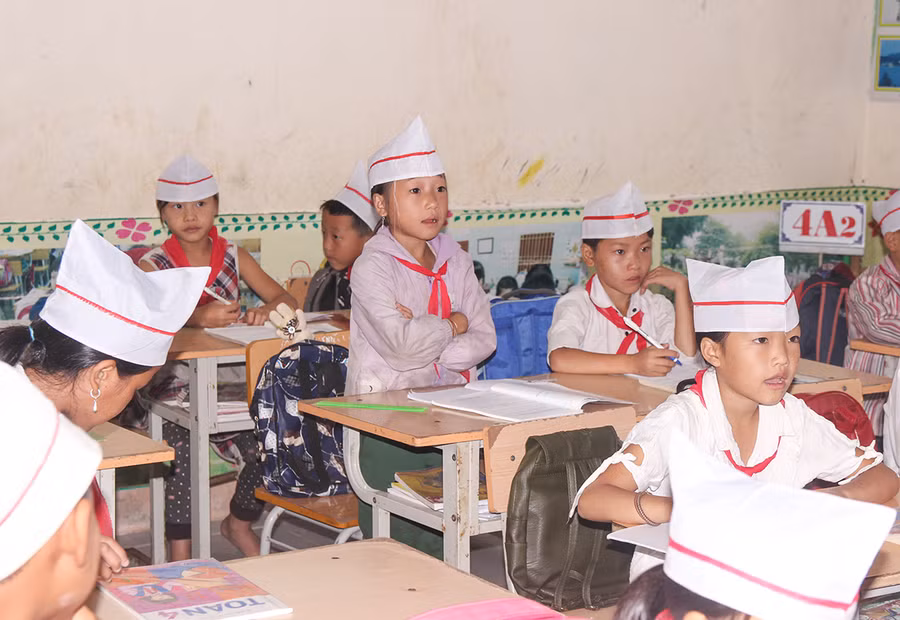 Học sinh của Trường Tiểu học Huồi Tụ 2 đều là con em đồng bào dân tộc Mông. Tổ chức bán trú giúp cho việc huy động trẻ đến trường đầy đủ, đảm bảo sỹ số.