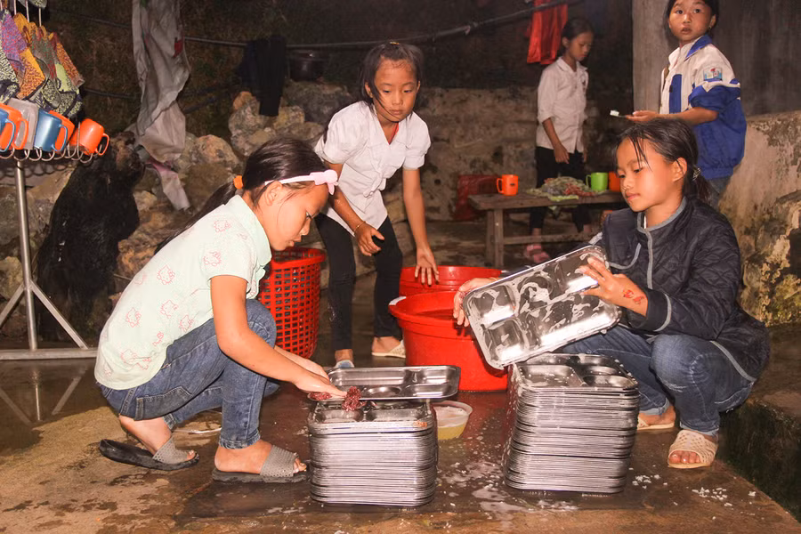 Sau khi ăn xong, phòng chịu trách nhiệm ""trực nhật" sẽ nhận nhiệm vụ rửa dọn bát đũa, khay đựng đồ ăn.