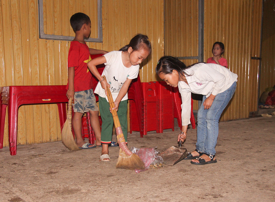 Các em cũng hình thành ý thức dọn dẹp bàn ghế, quét dọn sạch sẽ sau khi ăn xong.