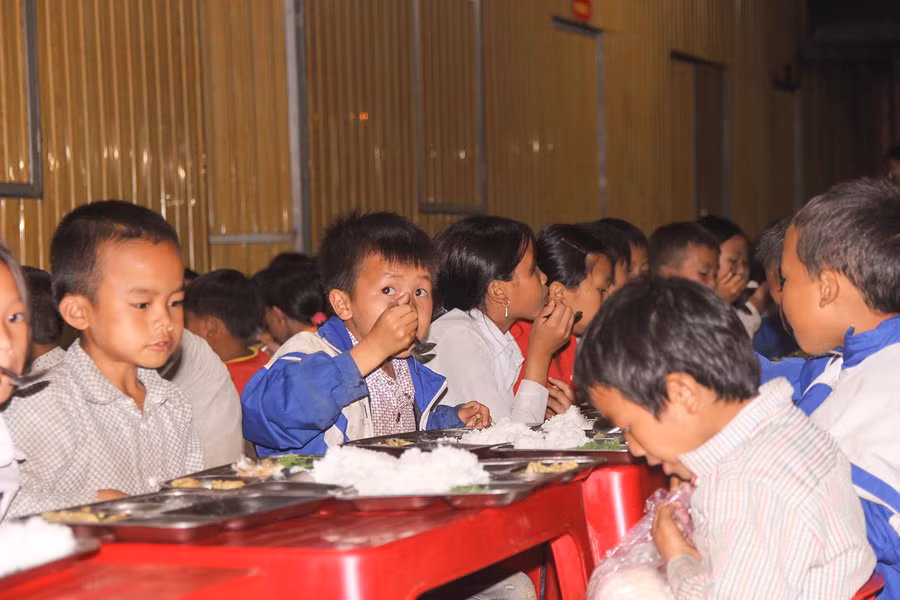 Việc ăn uống đủ bữa tại trường cũng đảm bảo sức khỏe, dinh dưỡng cho các em học sinh.