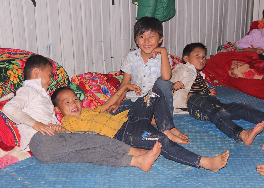 Trừ 2 bản gần trường, những học sinh lớp 3, 4, 5, tại các bản xa như Huồi Ức 1, 2, Phà Bún... được huy động về trường chính ở bán trú.