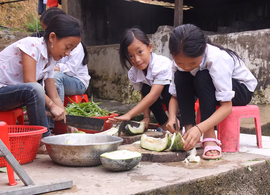 Ở trường các em được ăn ngày 3 bữa sáng - trưa - tối. Những học sinh lớn lớp 4 - 5 được thầy cô giáo hướng dẫn để tập nấu ăn.