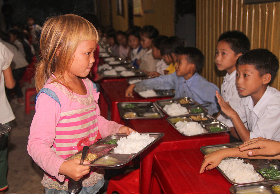 Dù mới đầu năm học, nhưng các em học sinh mới ở bán trú cũng đã làm quen với việc ăn uống, sinh hoạt tập thể.