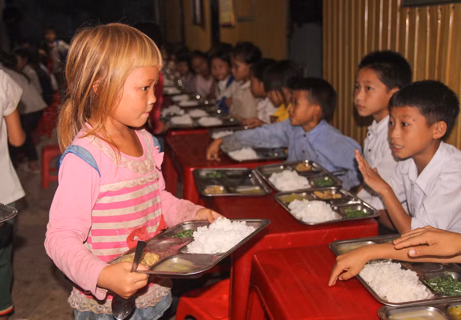 Dù mới đầu năm học, nhưng các em học sinh mới ở bán trú cũng đã làm quen với việc ăn uống, sinh hoạt tập thể.