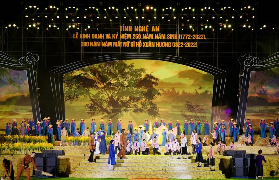 Chương trình nghệ thuật có trên 15 tiết mục thơ, nhạc do 60 nhà thơ, những người sáng tác các tác phẩm viết về nữ sĩ Hồ Xuân Hương tham gia biểu diễn.