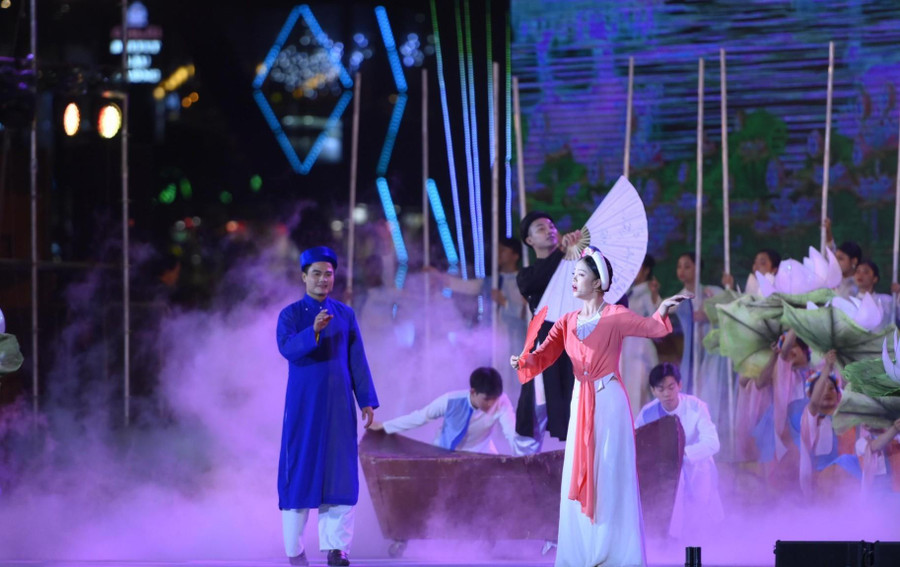 Sau lễ vinh danh là Chương trình nghệ thuật nhạc kịch &quot;Ví đây đổi phận làm trai được&quot; tại quảng trường Hồ Chí Minh (TP Vinh, Nghệ An).