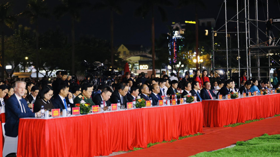 Chủ tịch nước Nguyễn Xuân Phúc và các đại biểu tham dự buổi lễ vinh danh nữ sĩ Hồ Xuân Hương