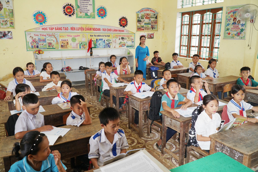 Sau ngày tựu trường, học sinh của Trường Tiểu học Thạch Ngàn đã cơ bản đến trường đầy đủ. Ảnh: Hồ Lài. Sau ngày tựu trường, học sinh của Trường Tiểu học Thạch Ngàn đã cơ bản đến trường đầy đủ. Ảnh: Hồ Lài.