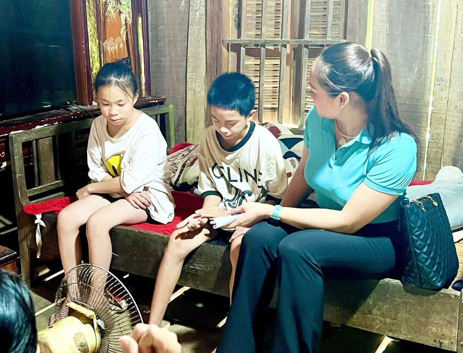 Cô Nguyễn Thị Nhung – Hiệu trưởng Trường Phổ thông DTBT THCS Lưu Kiền (huyện Tương Dương, Nghệ An) đến tận nhà gọi học sinh ra lớp. Ảnh: NVCC. Cô Nguyễn Thị Nhung – Hiệu trưởng Trường Phổ thông DTBT THCS Lưu Kiền (huyện Tương Dương, Nghệ An) đến tận nhà gọi học sinh ra lớp. Ảnh: NVCC.