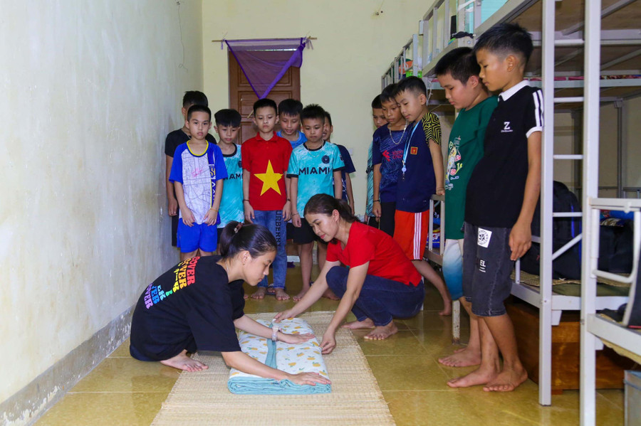 Học sinh lớp 6 được hướng dẫn nội quy tác phong sinh hoạt nội trú. Ảnh: Hồ Lài. Học sinh lớp 6 được hướng dẫn nội quy tác phong sinh hoạt nội trú. Ảnh: Hồ Lài.