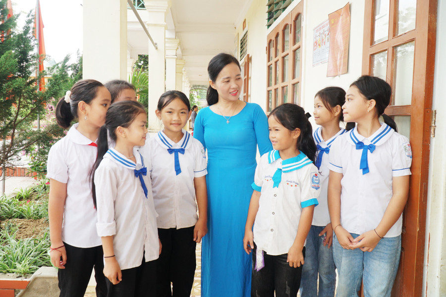 Cô Lê Thị Thúy Kiều và học trò trong ngày tựu trường. Ảnh: Hồ Lài. Cô Lê Thị Thúy Kiều và học trò trong ngày tựu trường. Ảnh: Hồ Lài.