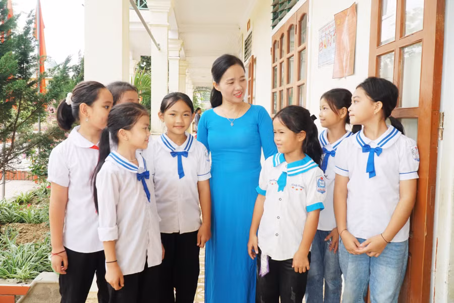 Cô Lê Thị Thúy Kiều và học trò trong ngày tựu trường. Ảnh: Hồ Lài.