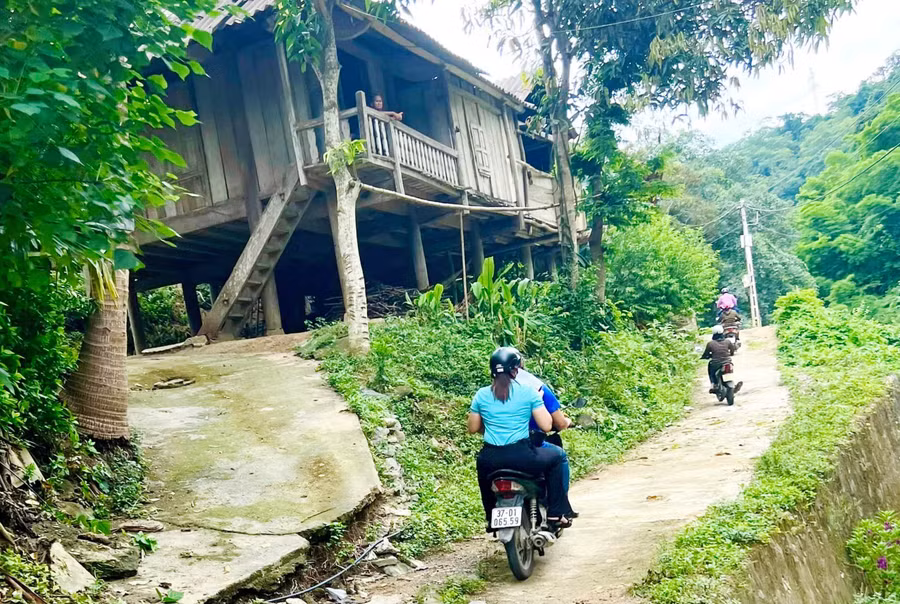 Giáo viên các trường vùng cao đi vận động học sinh tới trường dịp đầu năm học mới 2023-2024. Ảnh: NTCC.