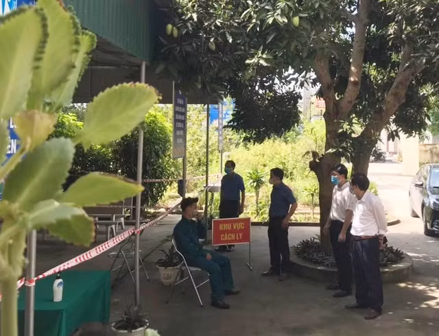 Ban chỉ đạo phòng chống dịch Covid-19 huyện Hưng Nguyên, Nghệ An kiểm tra công tác cách ly tại Trạm Y tế xã Hưng Tây