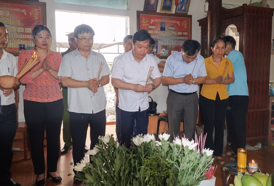 Đoàn lãnh đạo tỉnh Nghệ An và huyện Quỳnh Lưu thắp hương viếng em Nguyễn Văn Nhã