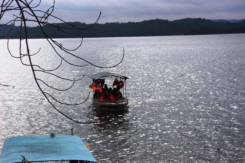Chiều về trên bến thuyền hồ Sông Mực - Vườn quốc gia Bến En (Như Thanh, Thanh Hóa).