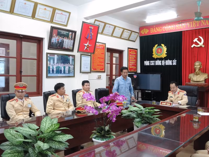 Cảnh sát giao thông trả lại bọc tiền cho người đánh rơi ảnh 1