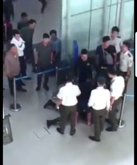 Đối tương hành hung nữ nhân viên đang bị khống chế (ảnh cắt từ clip mạng xã hội) Đối tương hành hung nữ nhân viên đang bị khống chế (ảnh cắt từ clip mạng xã hội)