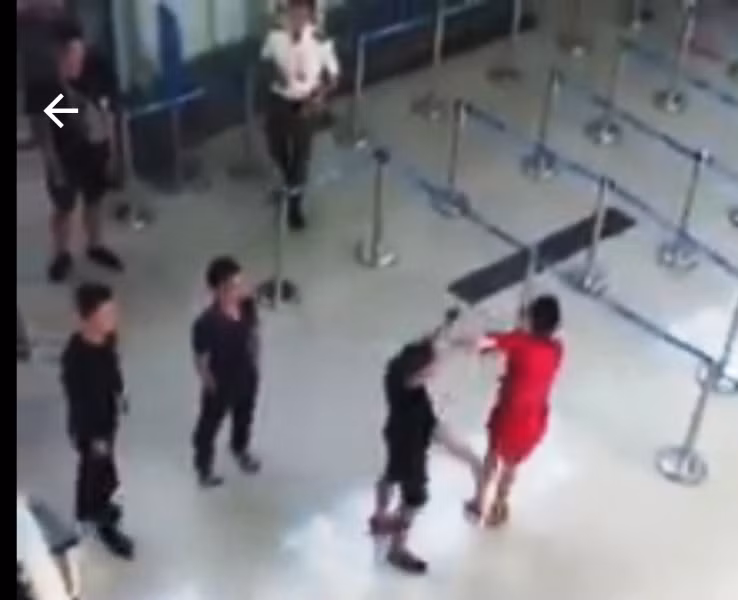 Hình ảnh nữ nhân viên hàng không bị tấn công