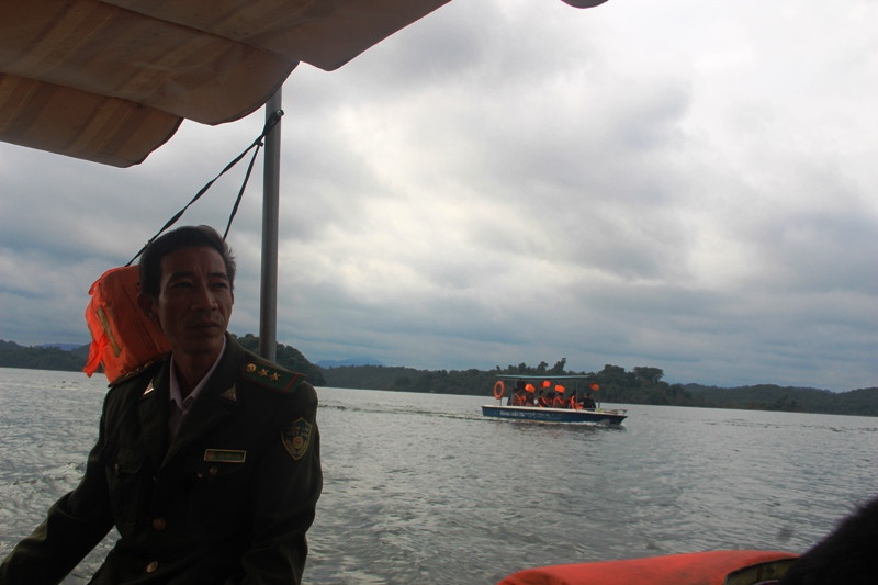 Lực lượng Kiểm lâm Vươn quốc gia Bến En là người lái thuyền chở du khách khám phá lòng hồ Sông Mực.