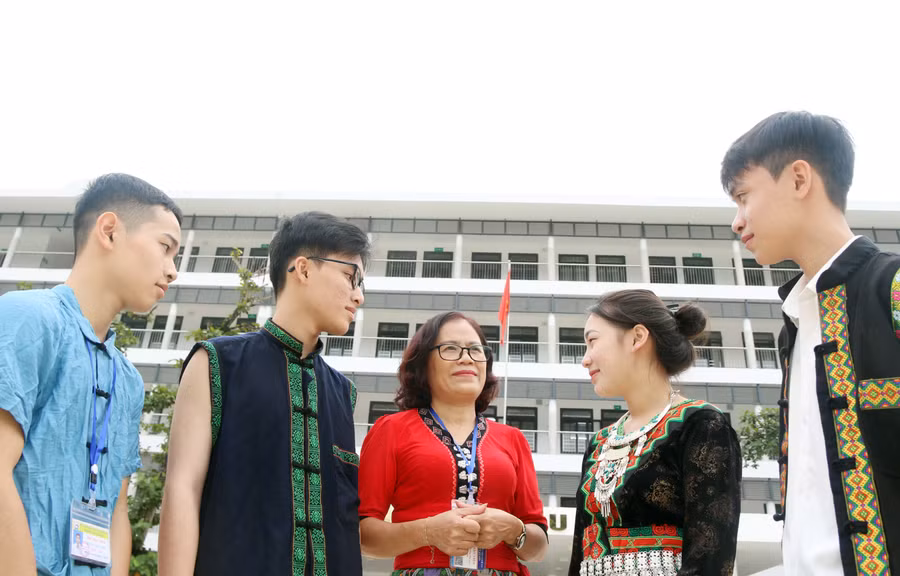 Cô Trương Thị Lan (ở giữa) cùng các em học sinh Trường THPT Kỳ Sơn, huyện Kỳ Sơn, Nghệ An.