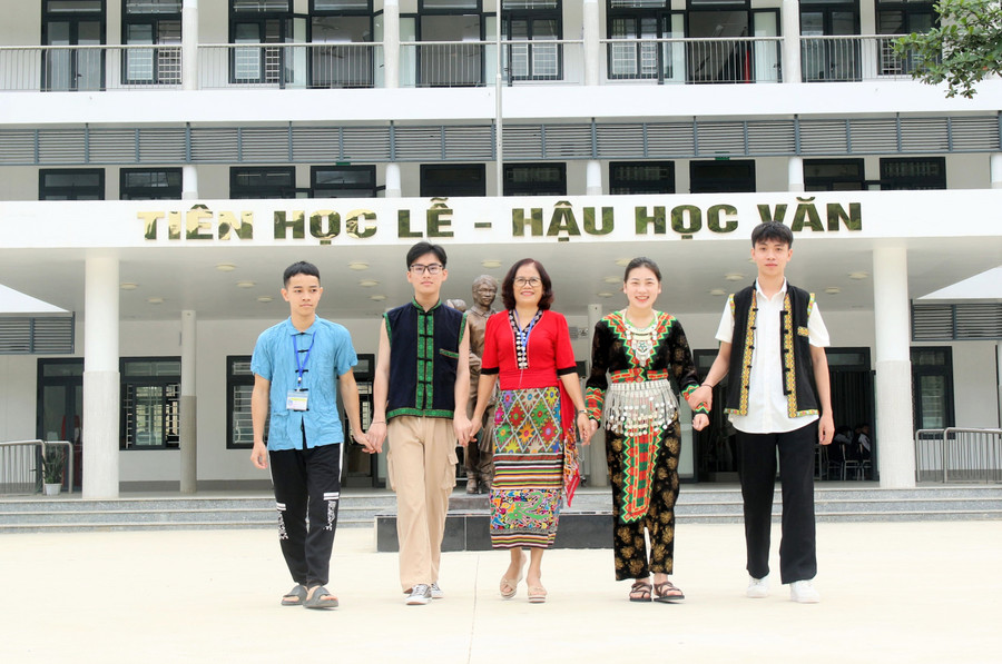 Cô Lan quan niệm, bản thân là người vùng cao thì sẽ lên vùng cao để phục vụ đồng bào quê hương, học sinh dân tộc thiểu số. Ảnh: Hồ Lài Cô Lan quan niệm, bản thân là người vùng cao thì sẽ lên vùng cao để phục vụ đồng bào quê hương, học sinh dân tộc thiểu số. Ảnh: Hồ Lài