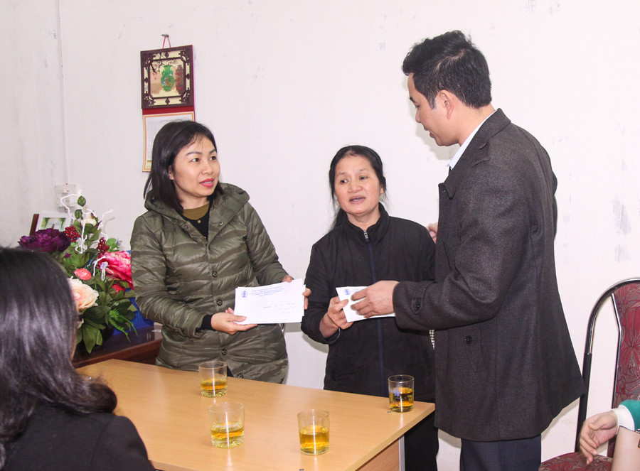 Công đoàn GD Nghệ An trao quà cho GV ngoài công lập Trường THPT Nguyễn Trãi (TP Vinh)