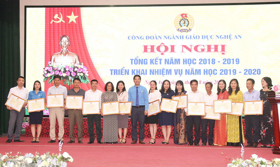 Trao bằng khen của LĐLĐ tỉnh Nghệ An cho các cá nhân đạt nhiều thành tích trong hoạt động Công đoàn