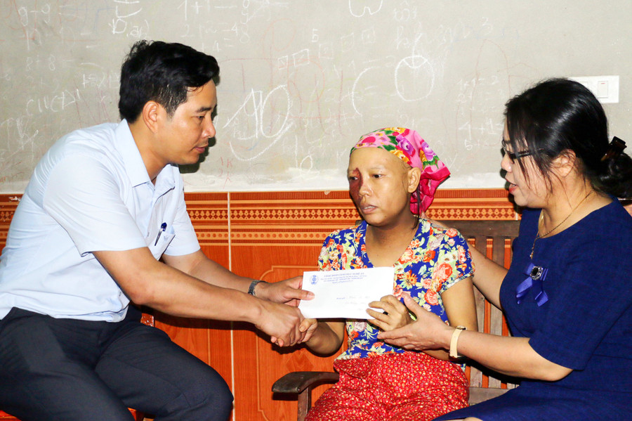 Thăm hỏi giáo viên có hoàn cảnh khó khăn trên địa bàn Nghệ An