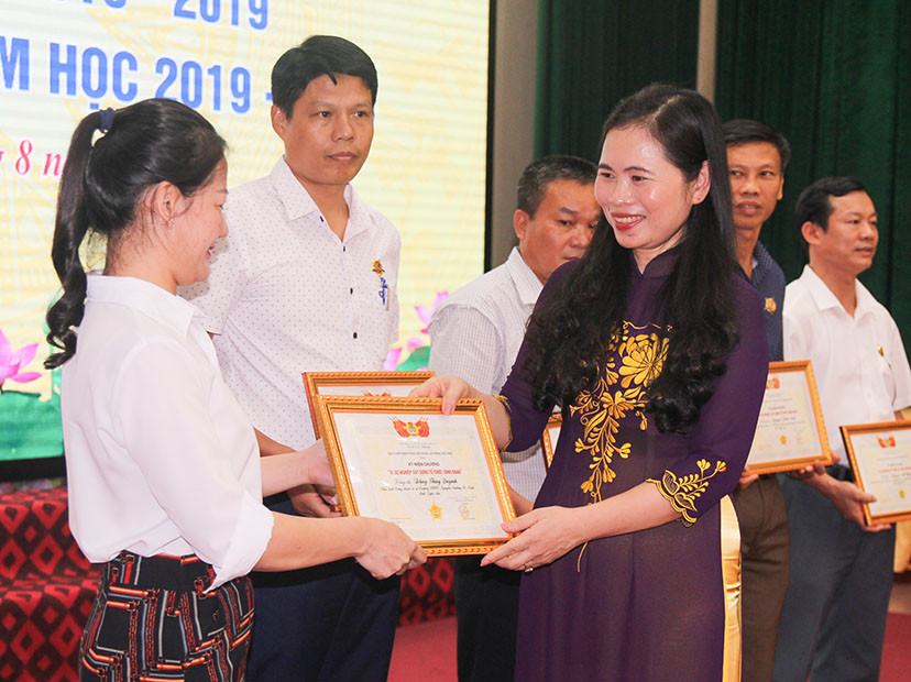 Bà Nguyễn Thị Bích Hợp trao bằng khen và kỷ niệm chương Công đoàn cho 8 cá nhân cho thành thích xuất sắc