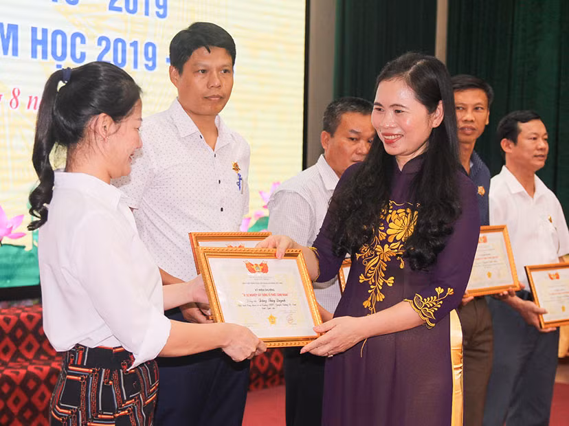 Bà Nguyễn Thị Bích Hợp trao bằng khen và kỷ niệm chương Công đoàn cho 8 cá nhân cho thành thích xuất sắc